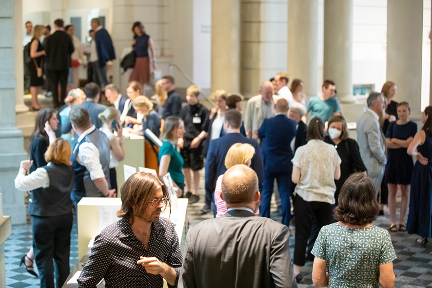 Menschen in einem Foyer